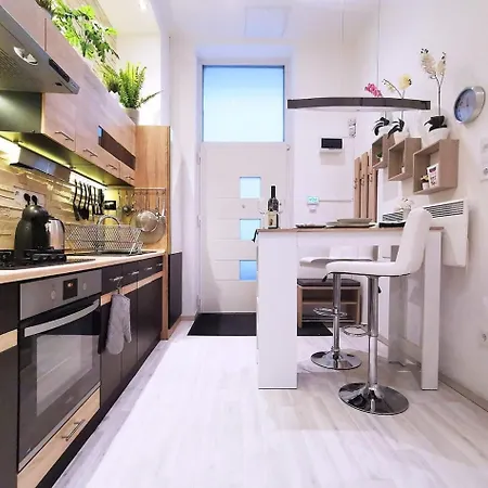 Central, New Cosy, Quiet Apartment