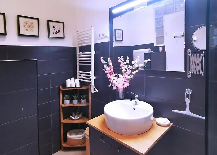 Central, New Cosy, Quiet Apartment *