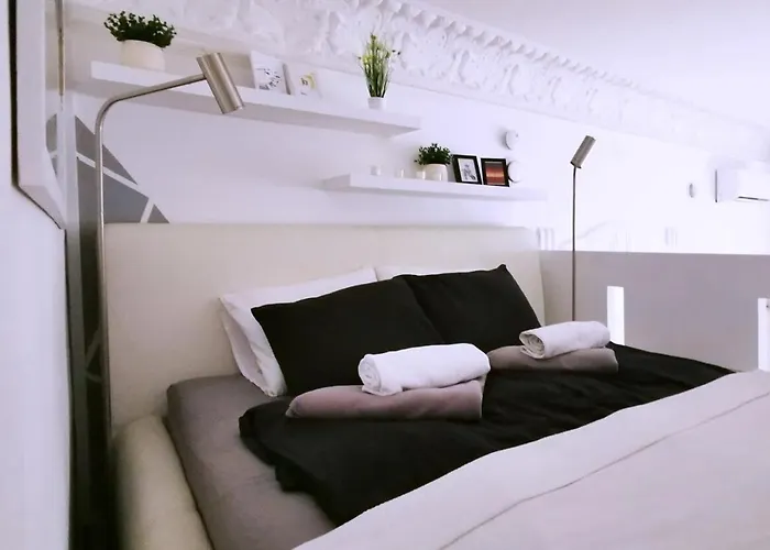 Central, New Cosy, Quiet Apartment *